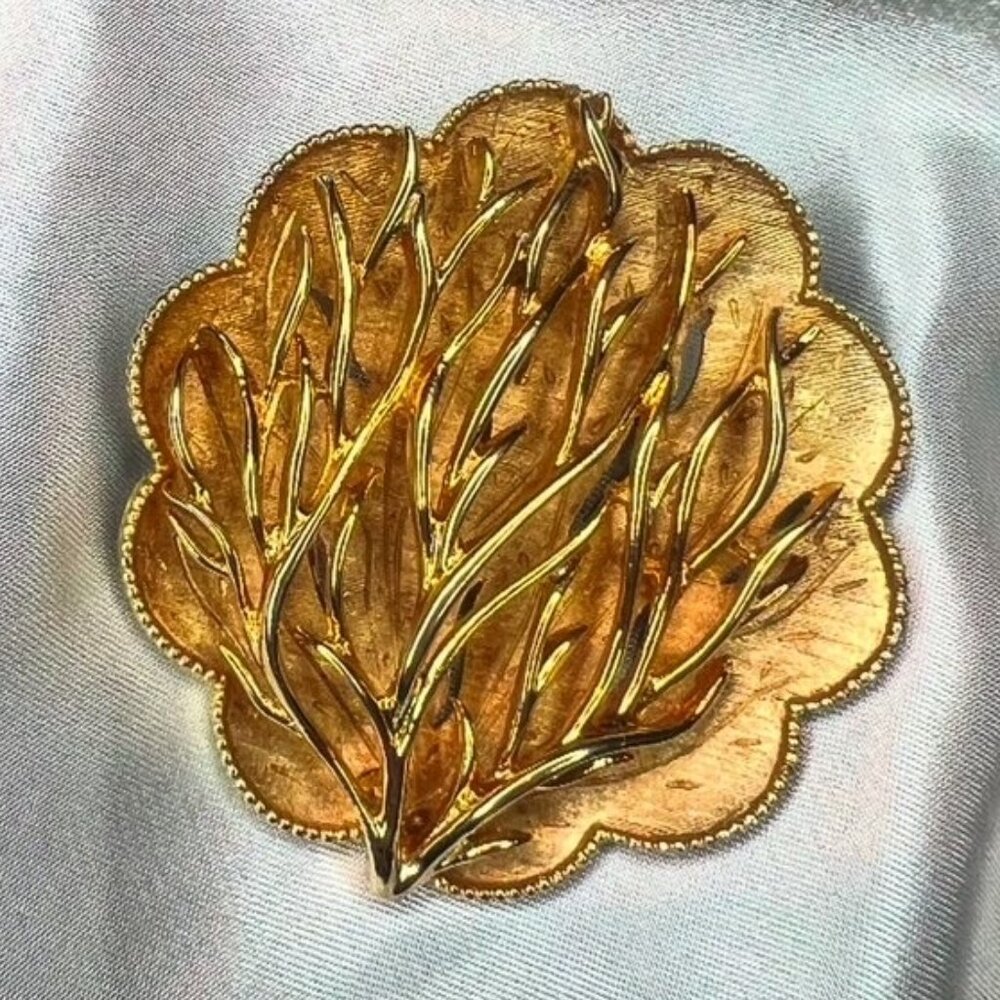 Vintage 1950'S Coro Large Round Gold-Toned Textured Openwork Leaf Brooch